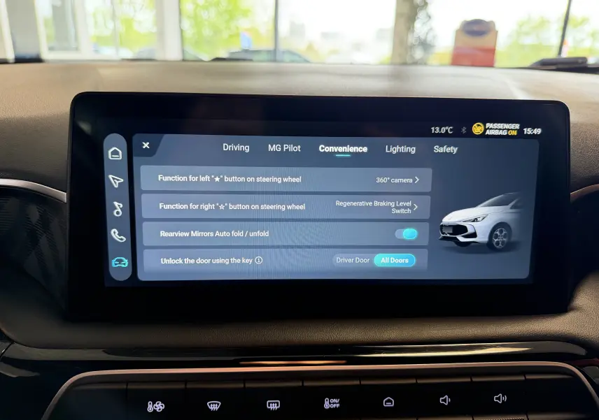 Écran tactile central de 10,25 pouces affichant les réglages de confort du MG3 1.5 L Hybrid+ cosmic silver, vue intérieure frontale.
