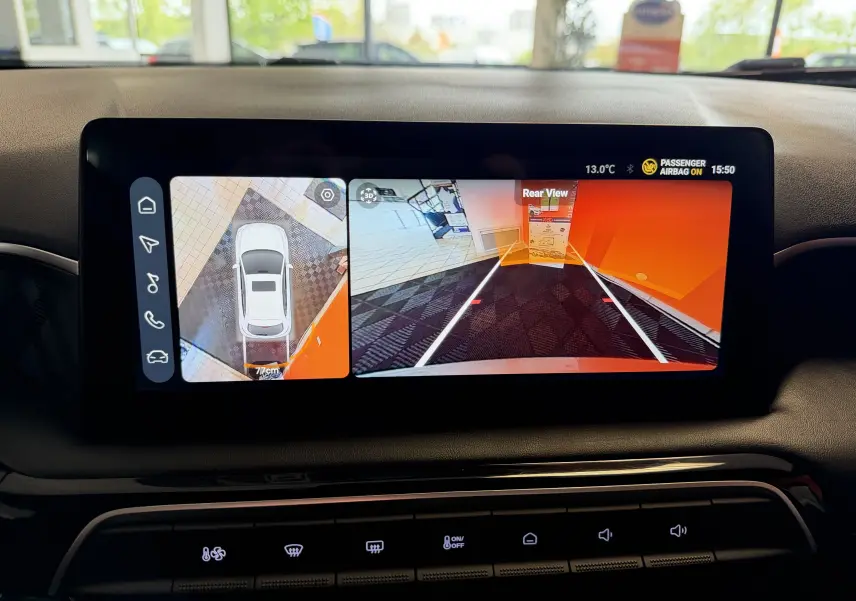 Écran tactile central de 10,25 pouces affichant la caméra de recul et vue 360° du MG3 cosmic silver, intérieur moderne.