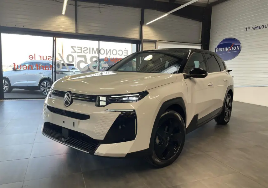 Citroën C5 Aircross blanc Okenite avec toit noir, vue 3/4 avant en intérieur de showroom.