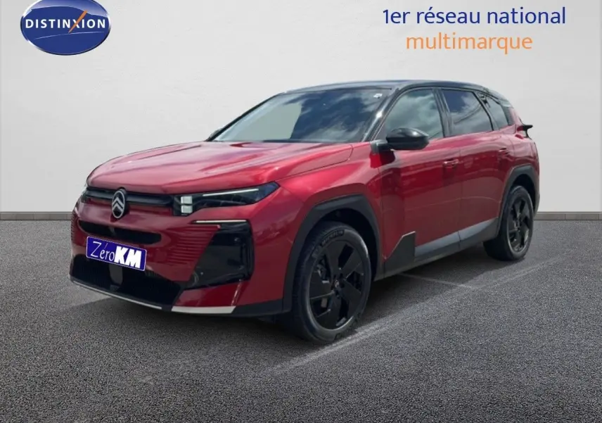 Citroën C5 Aircross Hybrid rouge rubis métal en 3/4 avant droit, avec jantes noires et détails noirs contrastants.