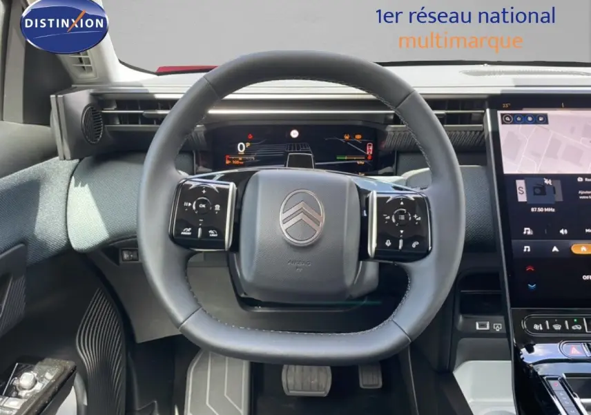 Vue rapprochée du volant cuir noir du Citroën C5 Aircross Hybrid 2026 avec tableau de bord digital et écran tactile.