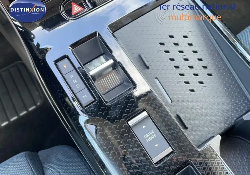 Gros plan sur la console centrale du Citroën C5 Aircross Hybrid 2026, avec levier de vitesse et bouton Drive Mode.