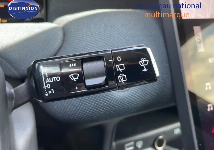Gros plan sur la commande des essuie-glaces du Citroën C5 Aircross Hybrid 2026, intérieur tissu gris.