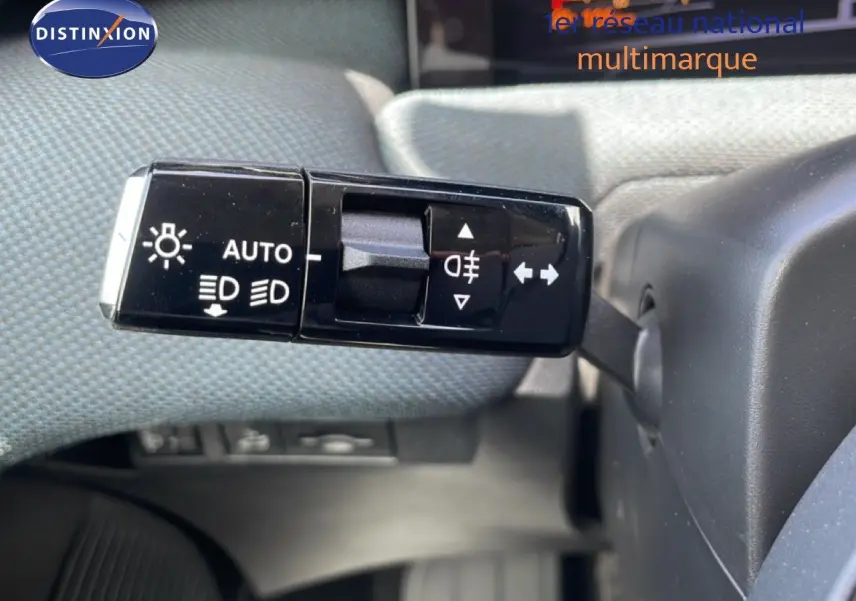 Gros plan sur la commande des feux et clignotants dans l'habitacle d'un Citroën C5 Aircross Hybrid 2026.