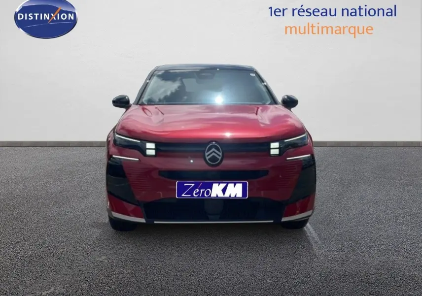 Vue frontale d'un Citroën C5 Aircross Hybrid rouge rubis métallisé avec calandre noire et phares LED distinctifs.