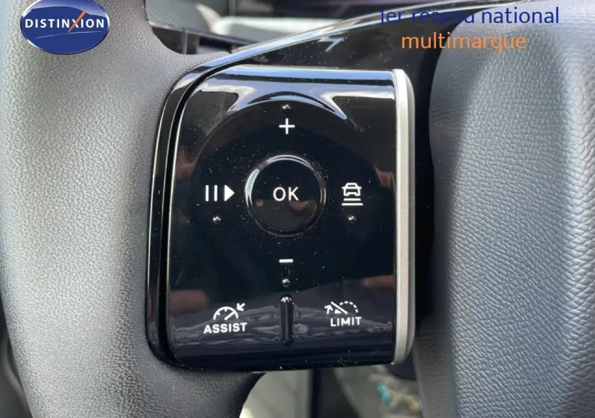 Gros plan sur les commandes noires du volant du Citroën C5 Aircross Hybrid 145ch, finition 2026.