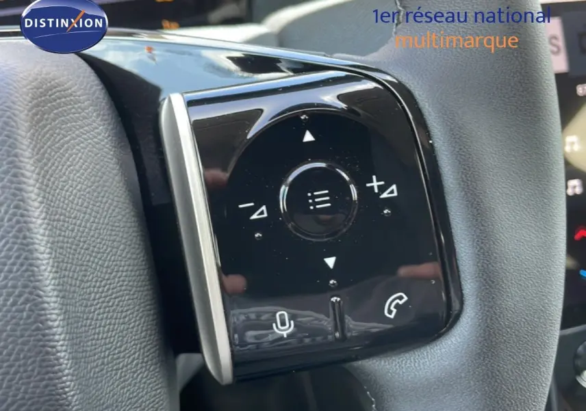 Gros plan sur les commandes vocales et téléphone au volant du Citroën C5 Aircross Hybrid rouge rubis métal, intérieur noir.