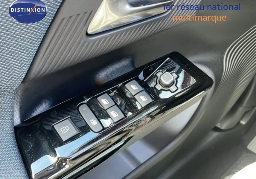 Gros plan sur les commandes de lève-vitres et rétroviseurs côté conducteur du Citroën C5 Aircross Hybrid rouge rubis métal.