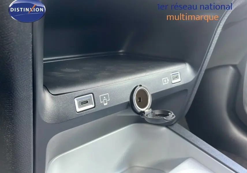 Prise USB-C et allume-cigare ouverts dans la console centrale du Citroën C5 Aircross Hybrid rouge rubis 2026.