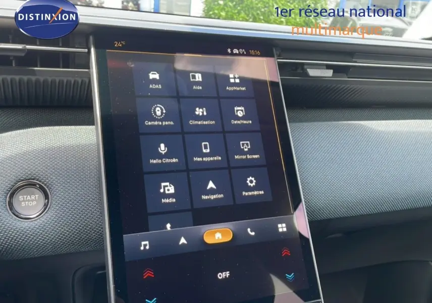 Vue intérieure centrée sur l'écran tactile vertical du tableau de bord du Citroën C5 Aircross Hybrid 2026.
