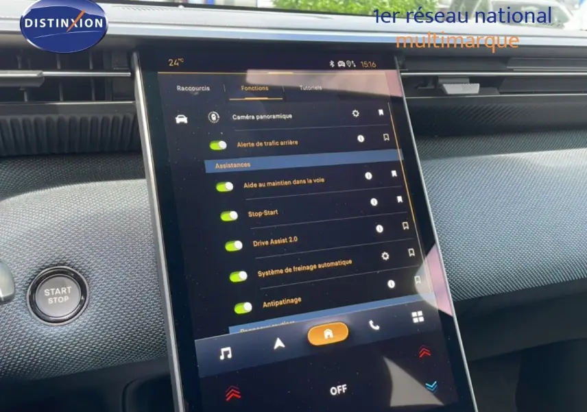 Écran tactile central affichant les options d’assistance du Citroën C5 Aircross Hybrid 2026, intérieur noir.