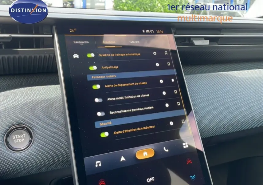 Écran tactile central affichant les réglages d’aide à la conduite dans l’habitacle du Citroën C5 Aircross Hybrid 2026.