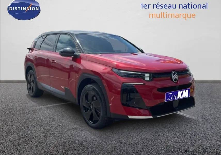 Citroën C5 Aircross Hybrid rouge rubis métal en 3/4 avant droit avec jantes noires et toit noir.