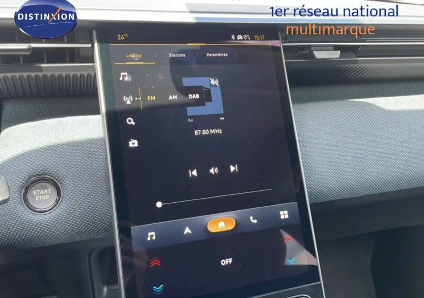 Écran tactile central en mode radio dans l’habitacle du Citroën C5 Aircross Hybrid rouge rubis, vue intérieure frontale.