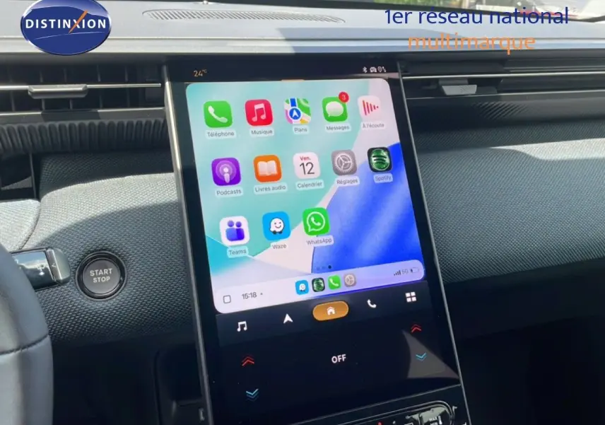 Vue intérieure centrée sur l'écran tactile vertical du tableau de bord du Citroën C5 Aircross Hybrid 2026.