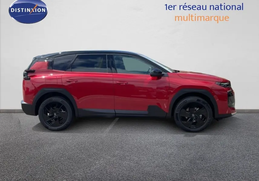Profil latéral droit du Citroën C5 Aircross Hybrid 145ch en rouge rubis métallisé avec toit noir et jantes noires.
