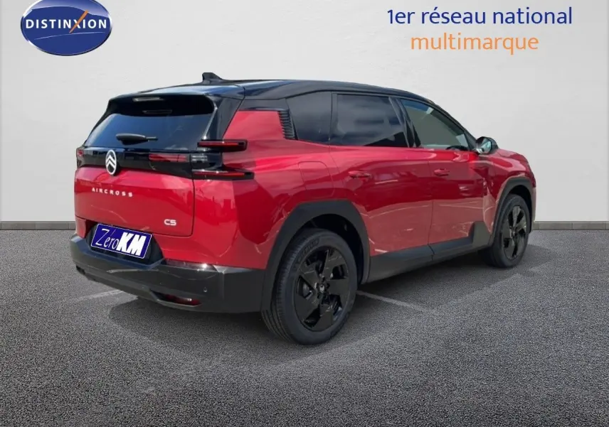 Vue 3/4 arrière droite du Citroën C5 Aircross Hybrid rouge rubis métallisé avec toit noir et jantes noires.