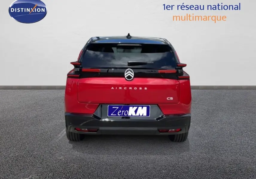 Vue arrière d'un Citroën C5 Aircross Hybrid 145ch rouge rubis métal avec logo et feux arrière noirs.