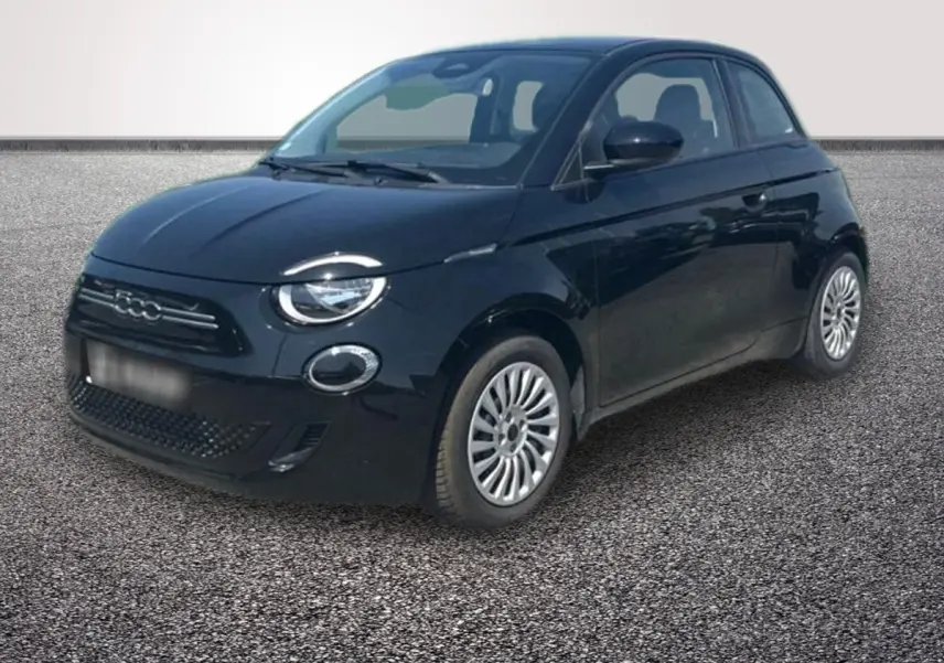 Fiat 500 électrique noire vue 3/4 avant droit sur sol gris, avec jantes argentées et phares ronds LED.