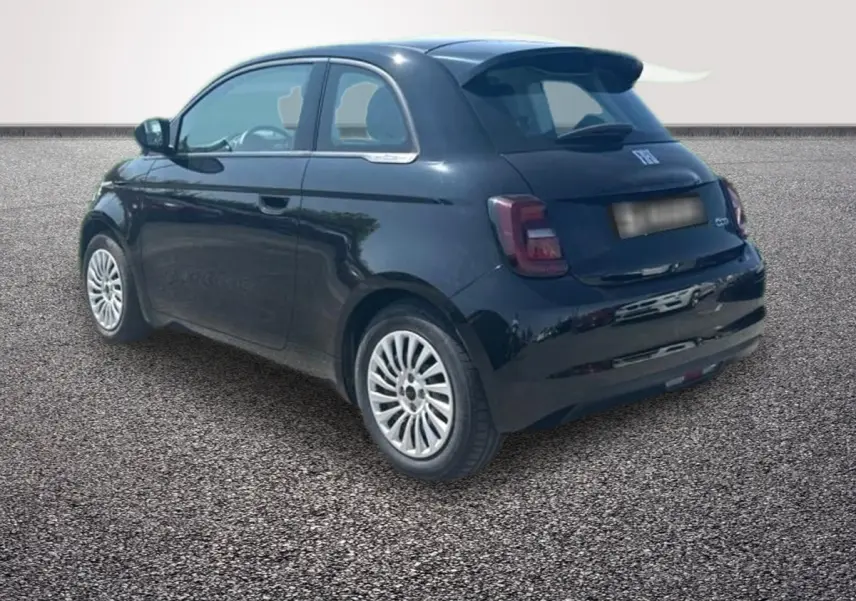 Vue 3/4 arrière droite d'une Fiat 500 électrique noire avec jantes argentées et spoiler de toit.