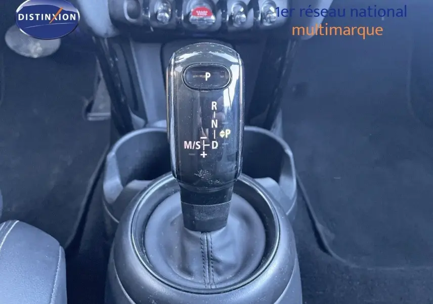 Le levier de vitesses automatique noir de la MINI Cabriolet F57 2023, vu en gros plan depuis l'intérieur central.