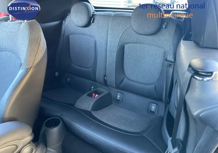 Vue intérieure arrière montrant les sièges arrière en tissu gris et cuir noir du MINI Cabriolet F57 2023.