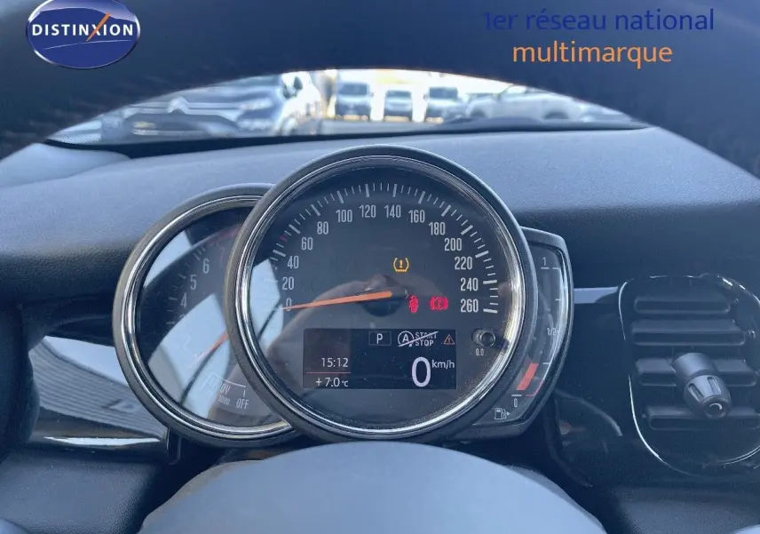 Gros plan sur le tableau de bord du MINI Cabriolet F57 noir, affichant le compteur de vitesse et les voyants allumés.