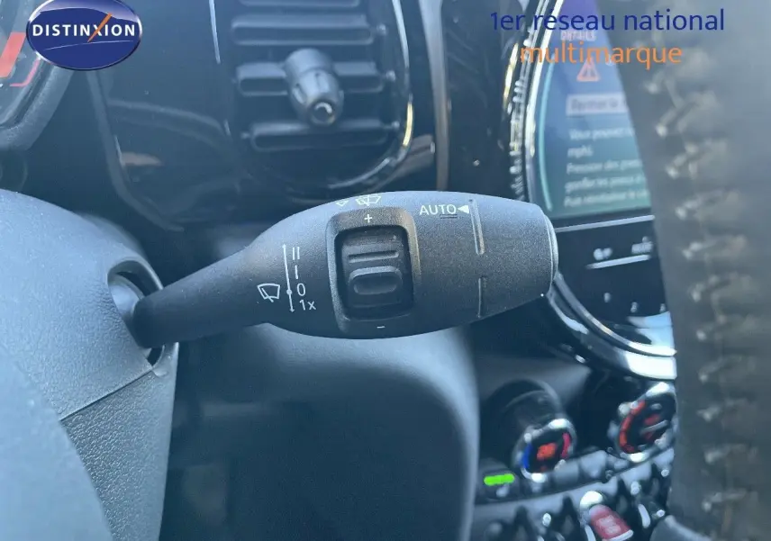 Gros plan sur la commande d'essuie-glace à gauche du volant dans l'habitacle noir du MINI Cabriolet F57 2023.