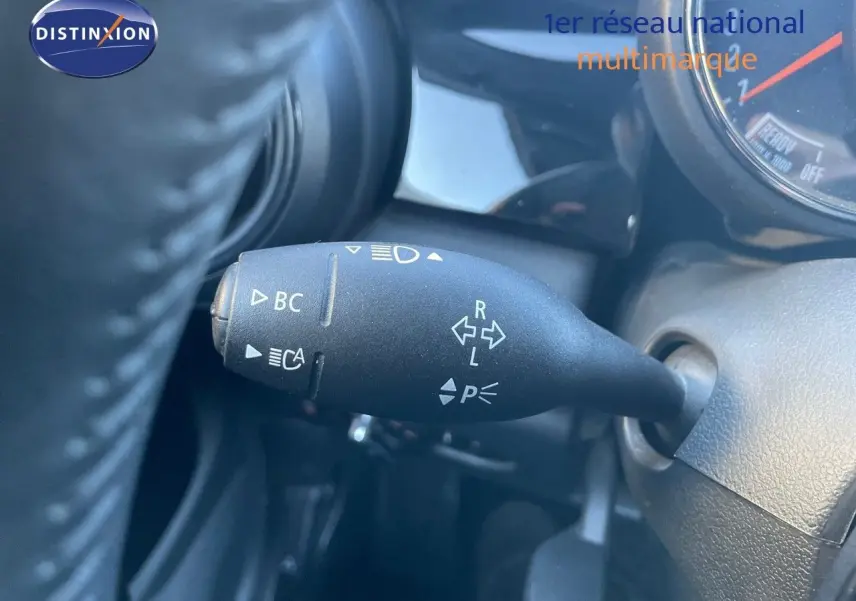 Le levier de clignotant noir dans l'habitacle d'une MINI Cabriolet F57 noir midnight metal, vue côté conducteur.