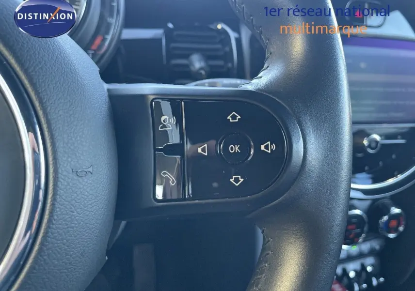 Gros plan sur les commandes au volant en cuir noir du MINI Cabriolet F57 2023, soulignant les boutons multifonctions.