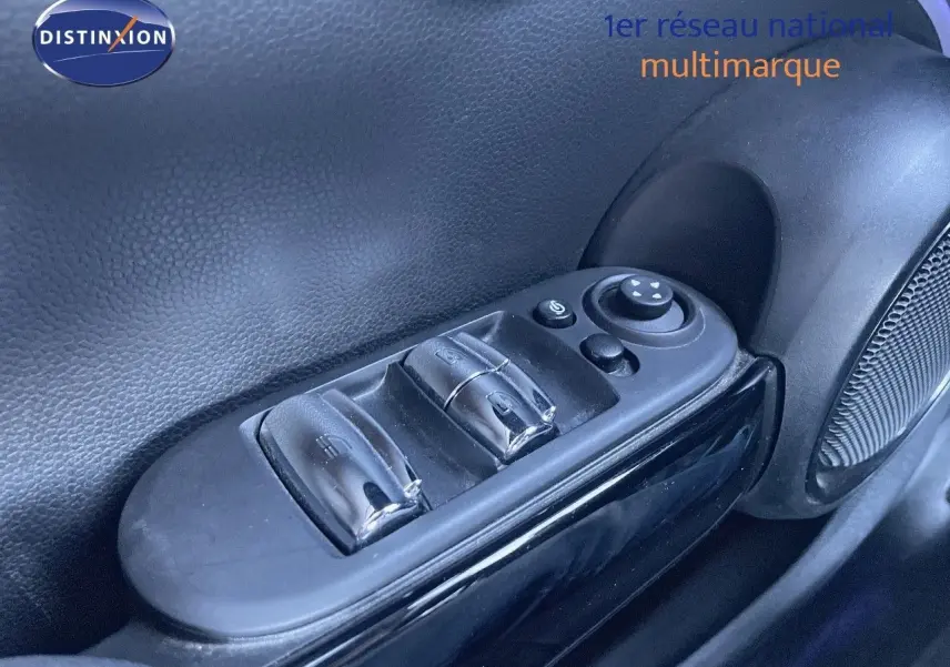 Gros plan sur les commandes des vitres électriques côté conducteur d'une MINI Cabriolet noir Midnight Metal.