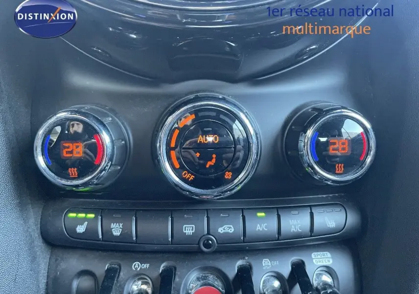 Détail du tableau de bord de la MINI Cabriolet F57 2023, montrant les commandes de climatisation à 28°C en noir Midnight Metal.