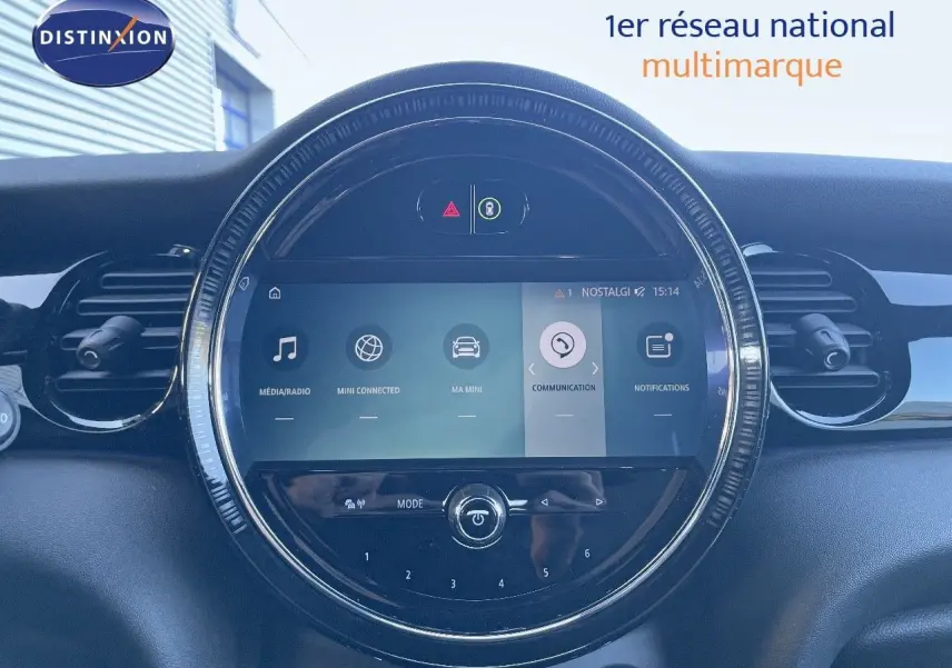 Tableau de bord de MINI Cabriolet F57 2023 avec écran tactile rond et finition noire brillante.