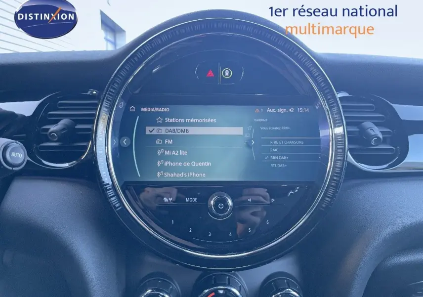 Tableau de bord de MINI Cabriolet F57 noir, vue frontale centrée sur l'écran multimédia circulaire avec commandes intégrées.