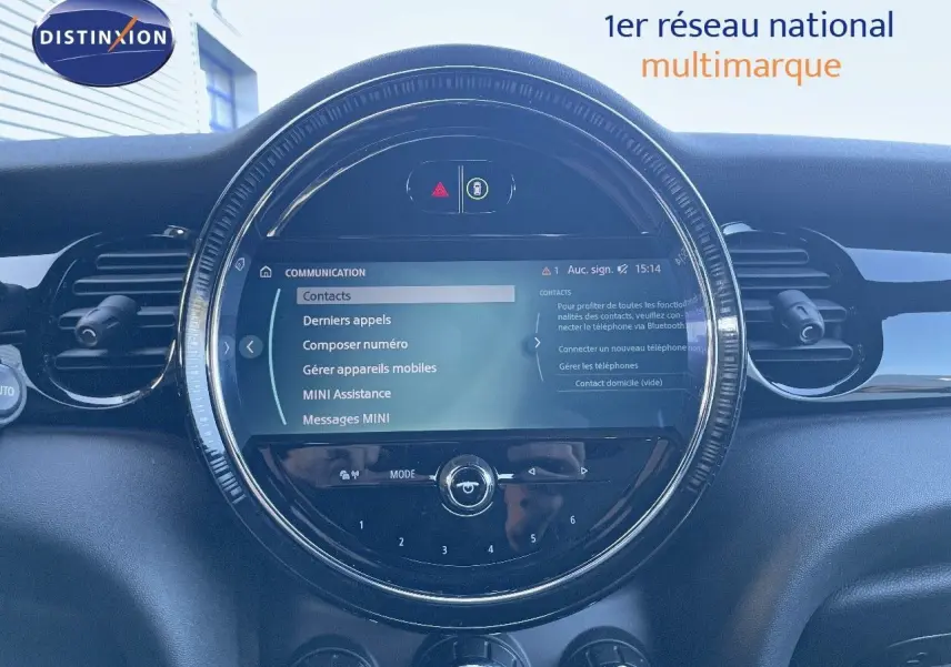 Écran central rond du tableau de bord de la MINI Cabriolet F57 noir, affichant le menu communication.