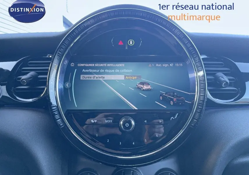 Affichage central rond du tableau de bord de la MINI Cabriolet F57 2023, montrant l'alerte de risque de collision.