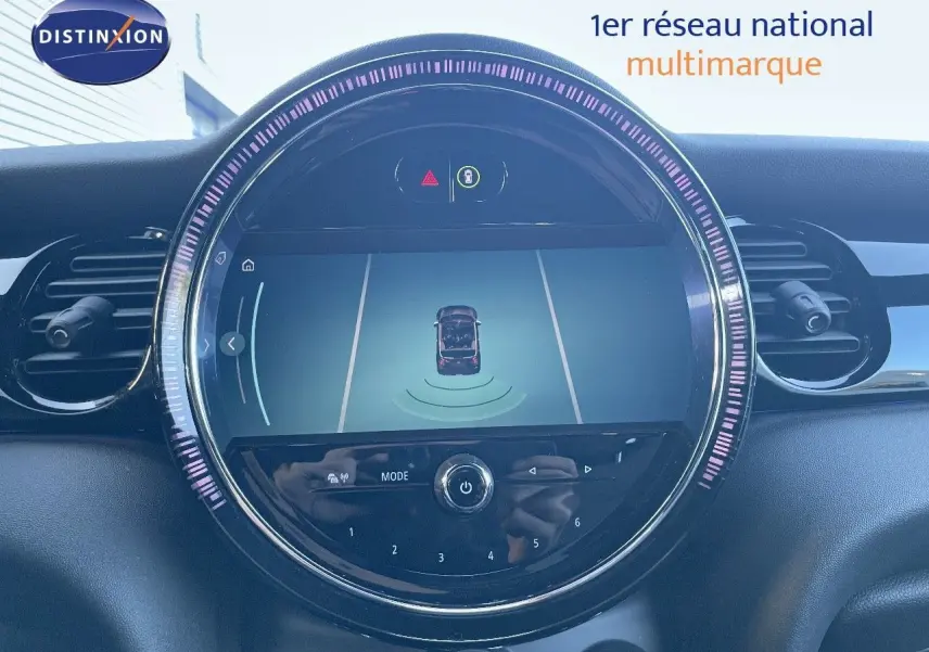 Affichage central rond du tableau de bord de la MINI Cabriolet 2023, montrant l'aide au stationnement active.