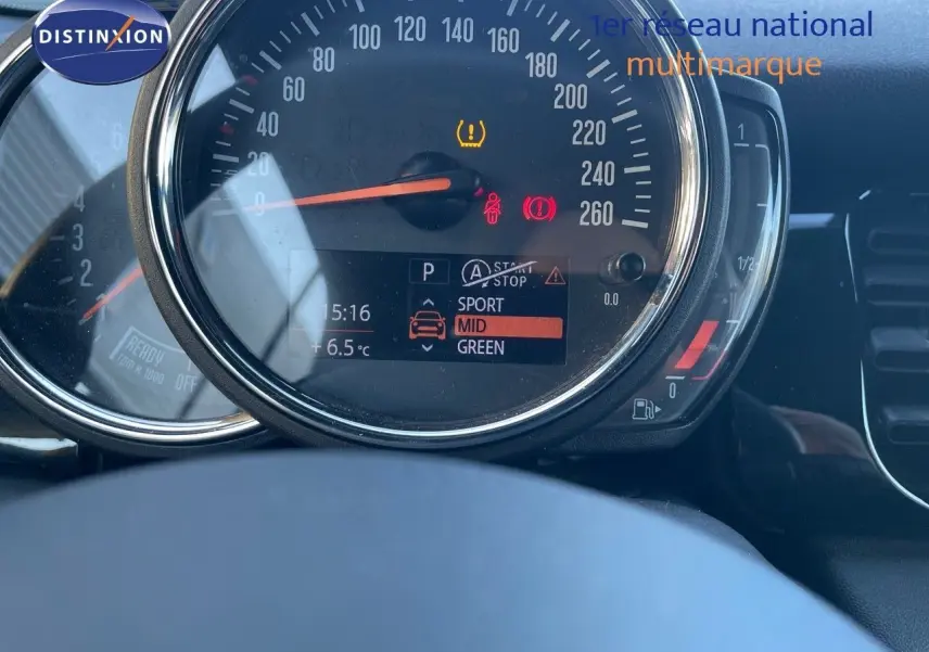 Gros plan sur le tableau de bord du MINI Cabriolet noir, affichant le compteur de vitesse et les modes de conduite.