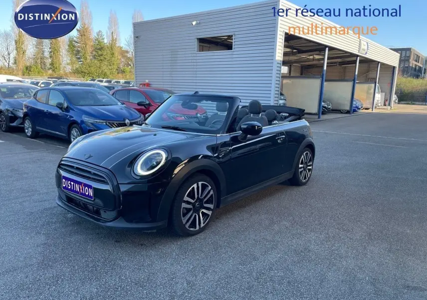 Mini Cabriolet noir Midnight Metal vue 3/4 avant droit avec capote ouverte sur parking extérieur