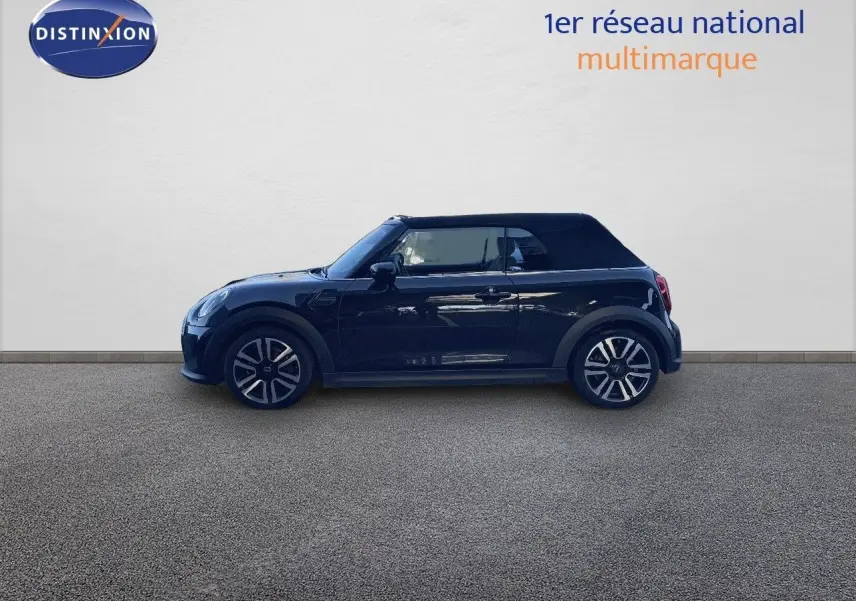 Profil côté gauche d'une MINI Cabriolet F57 noire Midnight Metal avec capote fermée sur fond clair.