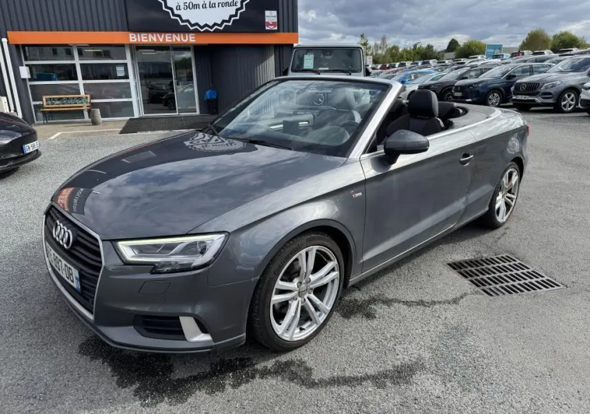 Audi A3 Cabriolet gris en 3/4 avant droit, capote ouverte et jantes S line 5 branches polies