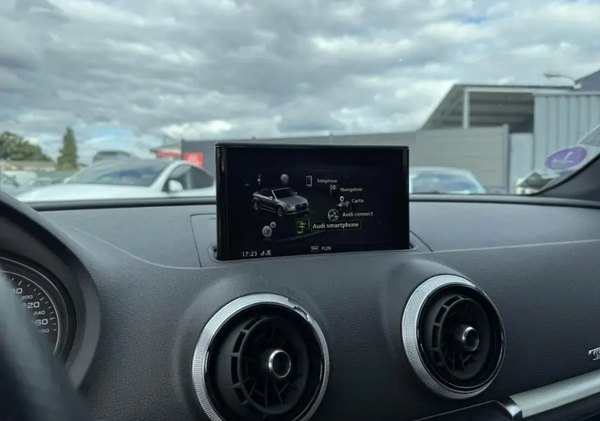 Écran central de l'Audi A3 Cabriolet gris 2019 affichant le menu smartphone, avec aérateurs ronds chromés sur tableau de bord.