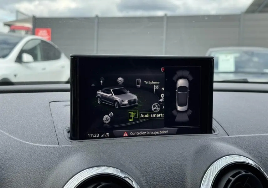 Écran central de l'Audi A3 Cabriolet gris 2019 affichant l'interface de navigation et de contrôle de trajectoire.
