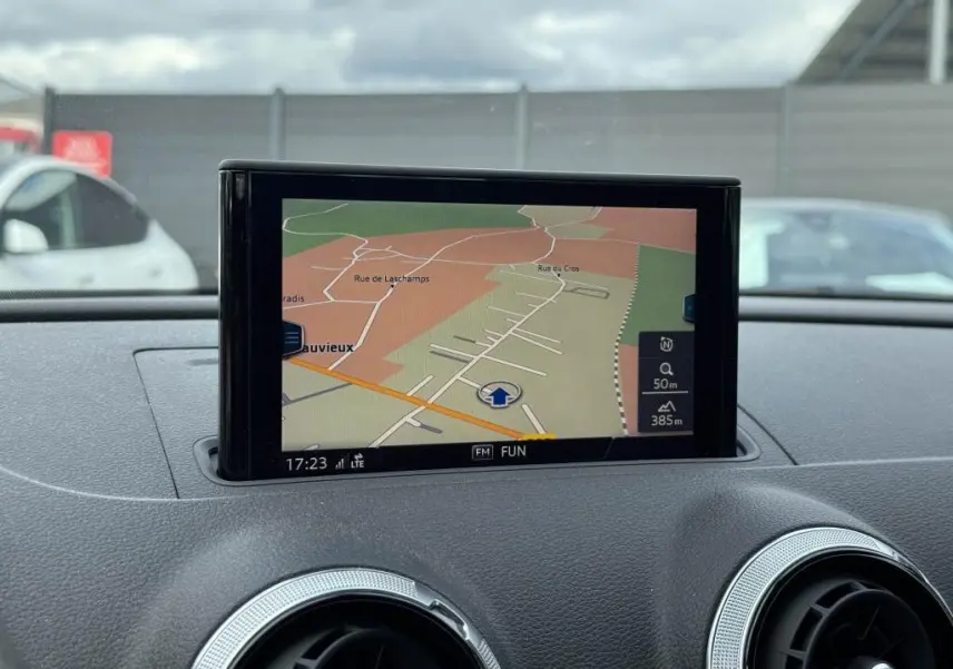 Écran de navigation intégré au tableau de bord d'une Audi A3 Cabriolet gris, vue intérieure frontale.