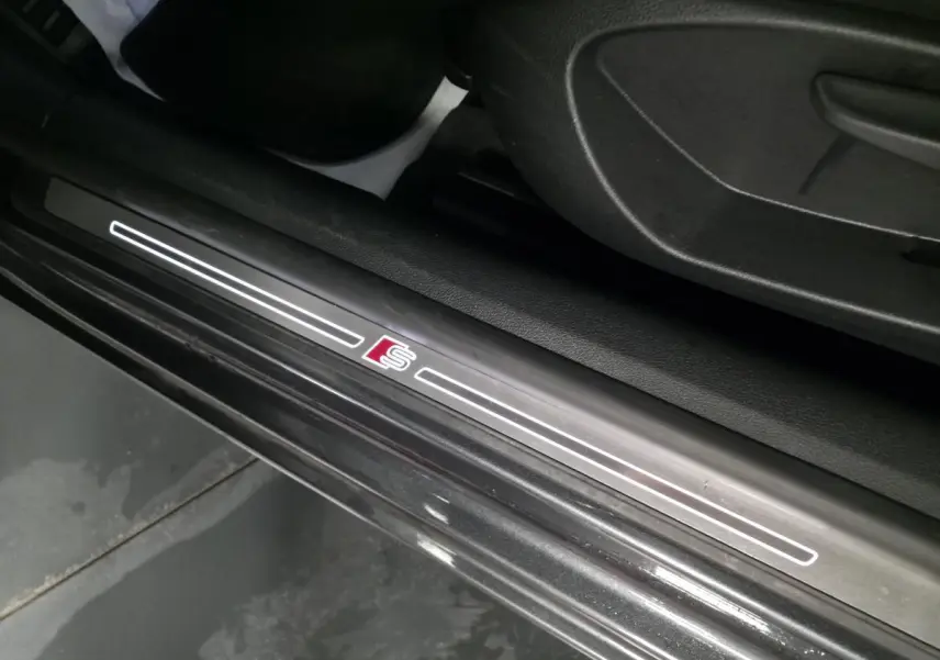 Gros plan sur la moulure de seuil de porte gris métallisé avec logo S line d'une Audi A3 Cabriolet 2019.