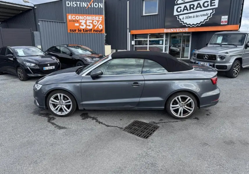 Audi A3 Cabriolet gris vue de profil côté gauche avec capote noire et jantes 5 branches en aluminium.