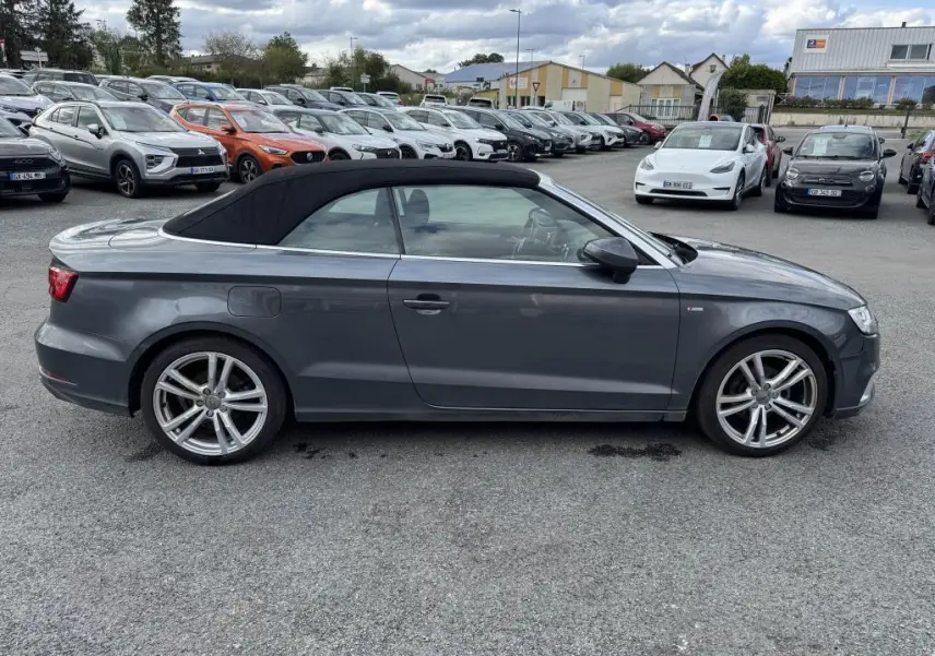 Profil côté gauche d'un Audi A3 Cabriolet gris avec capote noire et jantes S line en aluminium 18 pouces