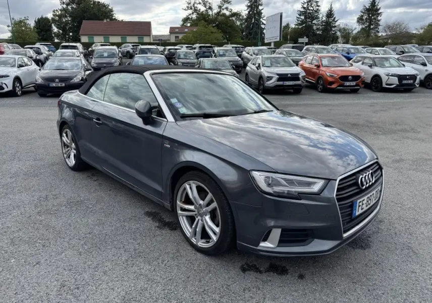 Audi A3 Cabriolet gris vue 3/4 avant droit avec capote noire et jantes S line 5 branches polies