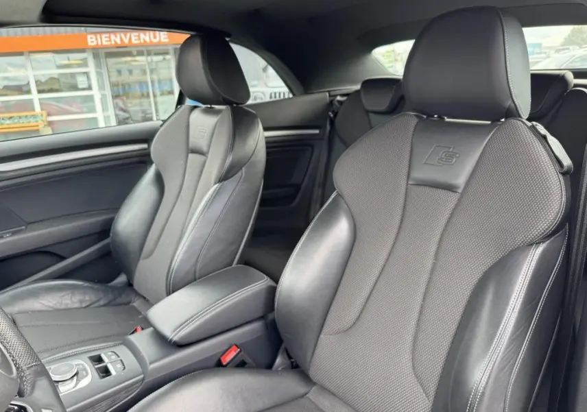 Vue intérieure rapprochée des sièges avant noirs S Line en cuir et tissu de l'Audi A3 Cabriolet gris 2019