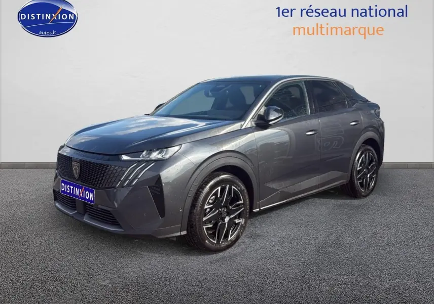 Peugeot 3008 gris titane en 3/4 avant droit, avec jantes alu noires et calandre distinctive noire.